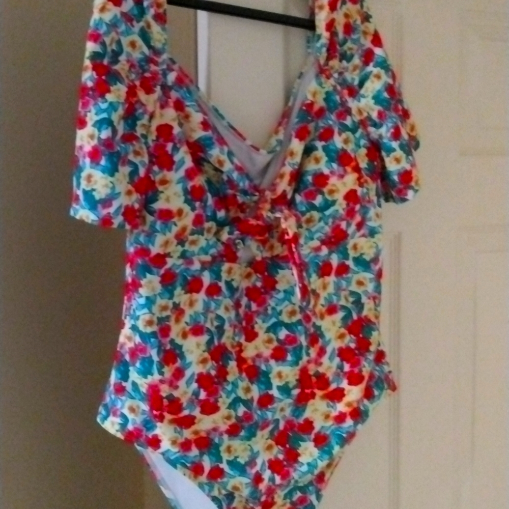EUC SHEIN ONE PIECE CAP SLEEVE BATHING SUIT
